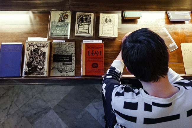 Visita de Jaro Vargas a la Biblioteca Pública Arús