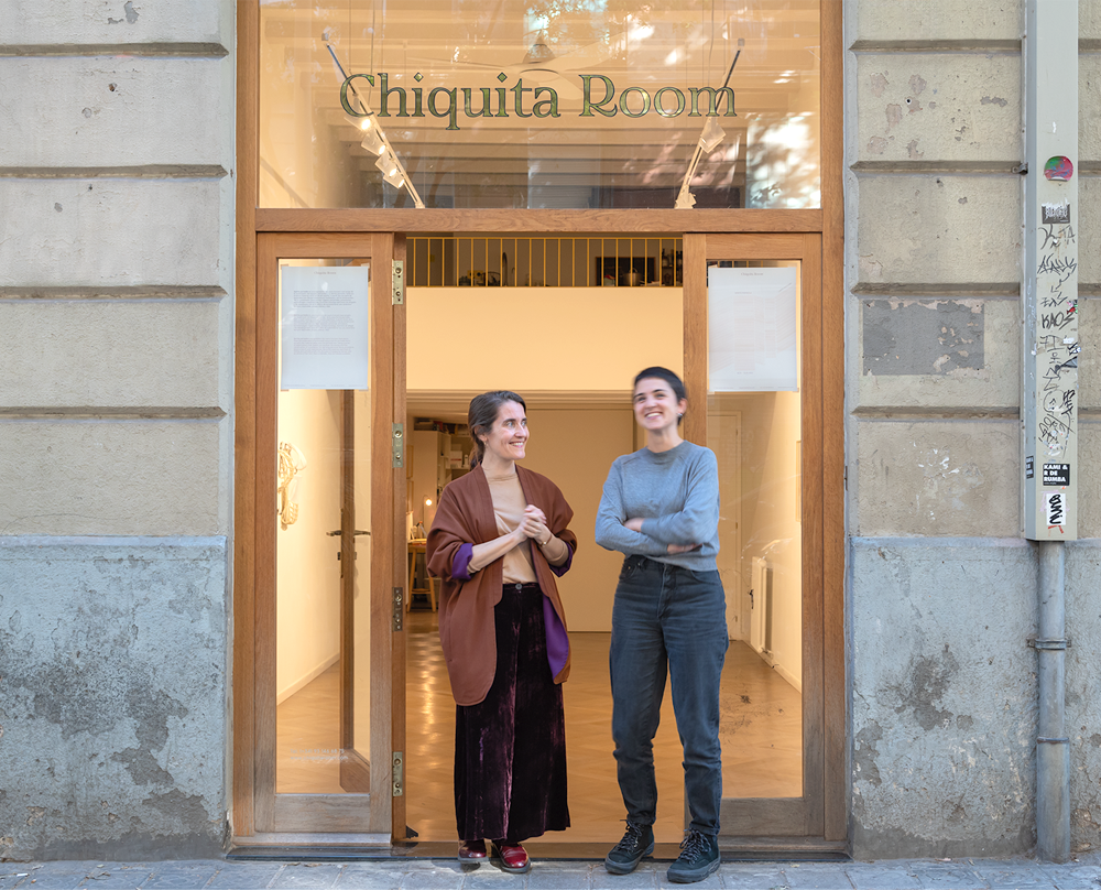 Equipo de Chiquita Room en frente de la galeria